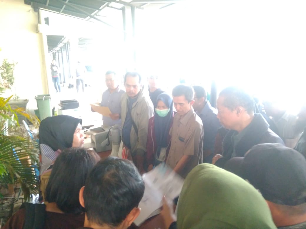 Suasana warga yang hendak mengurus legalisir Kartu Keluarga (KK) di Kantor Dinas Kependudukan dan Pencatatan Sipil (Disdukcapil) Tangsel, Jalan Raya Serpong, Cilenggang, Serpong, Tangsel.