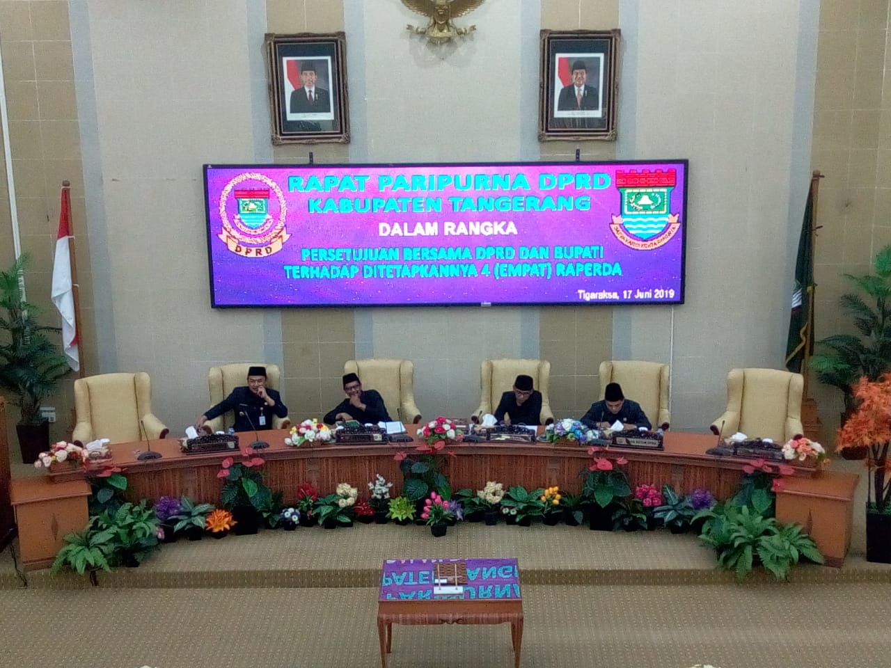 Ketua DPRD Kabupaten Tangerang, Sumardi saat menyerahkan dokumen Raperda kepada Wakil Bupati Tangerang, Mad Romli dalam Rapat Paripurna di Gedung DPRD Kabupaten Tangerang, Senin (17/6/2019).