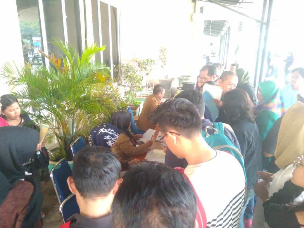 Suasana warga yang hendak mengurus legalisir Kartu Keluarga (KK) di Kantor Dinas Kependudukan dan Pencatatan Sipil (Disdukcapil) Tangsel, Jalan Raya Serpong, Cilenggang, Serpong, Tangsel.