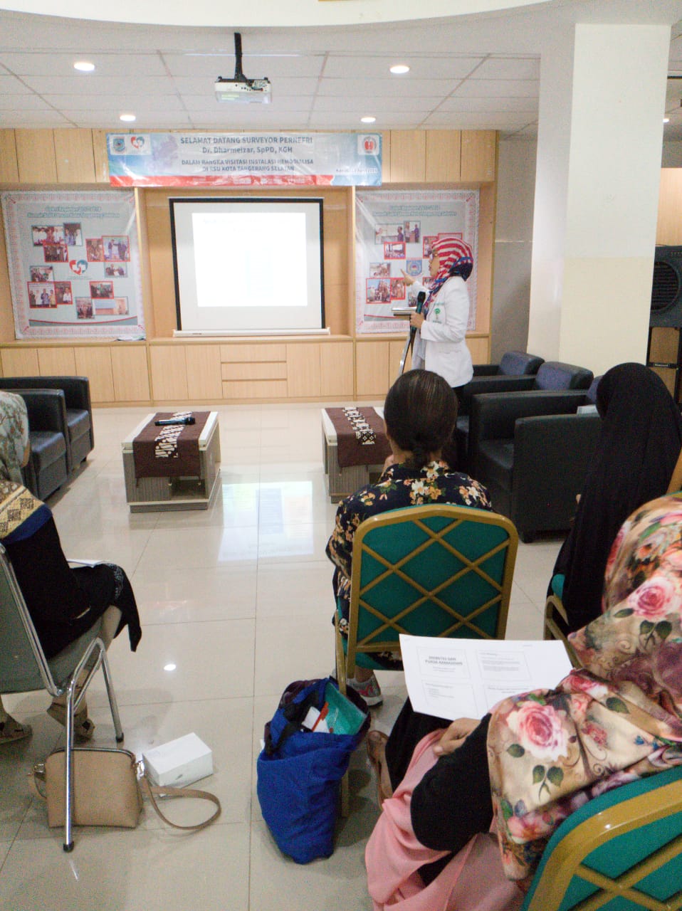 TIM Diabetic Center RSU Tangsel saat memberikan sosialisasi kesehatan kepada pasien di Rumah Sakit Umum (RSU) Tangerang Selatan.
