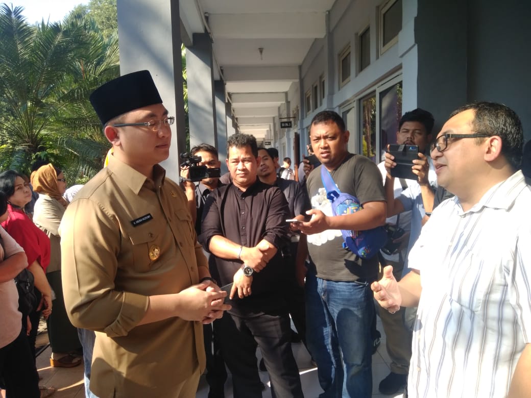 Wakil Gubernur Provinsi Banten, Andika Hazrumy saat meninjau melakukan pemantauan terkait PPDB di SMAN 2 Tangsel, Jalan Raya Serpong, Muncul, Setu, Tangsel, Selasa (18/6/2019).