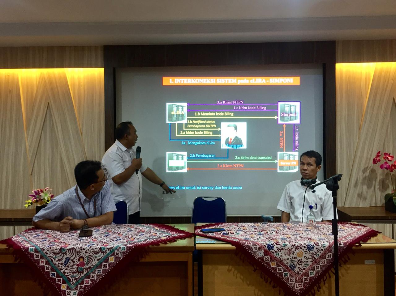 Kepala Pusat Teknologi Limbah Radioaktif (PTLR), Husen Zamroni saat mempresentasikan aplikasi berbasis online sebagai pelayanan pengelolaan limbah radioaktif di Kawasan Puspiptek, Serpong, Tangsel, Selasa (18/6/2019).