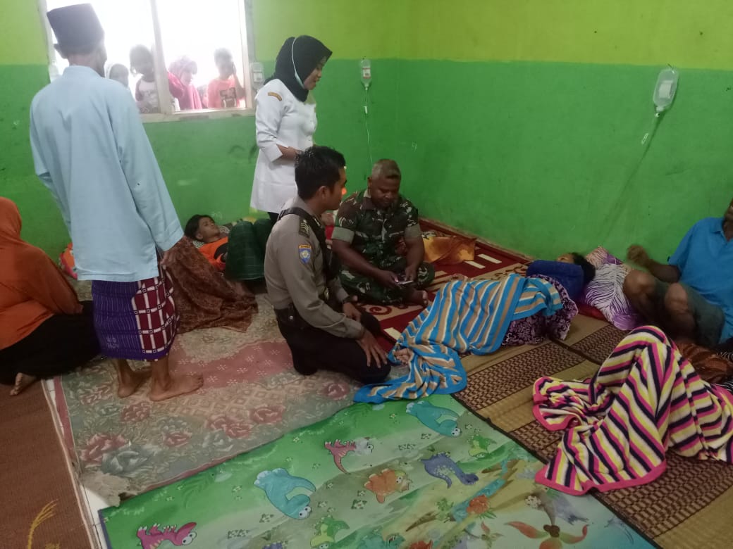 Puluhan warga Desa Sangiang, Kecamatan Mancak, Kabupaten Serang terbaring lemas di posko darurat di MTS Mancak. Mereka menderita diare setelah mengkonsumsi ikan pindang, Rabu (19/6/2019).