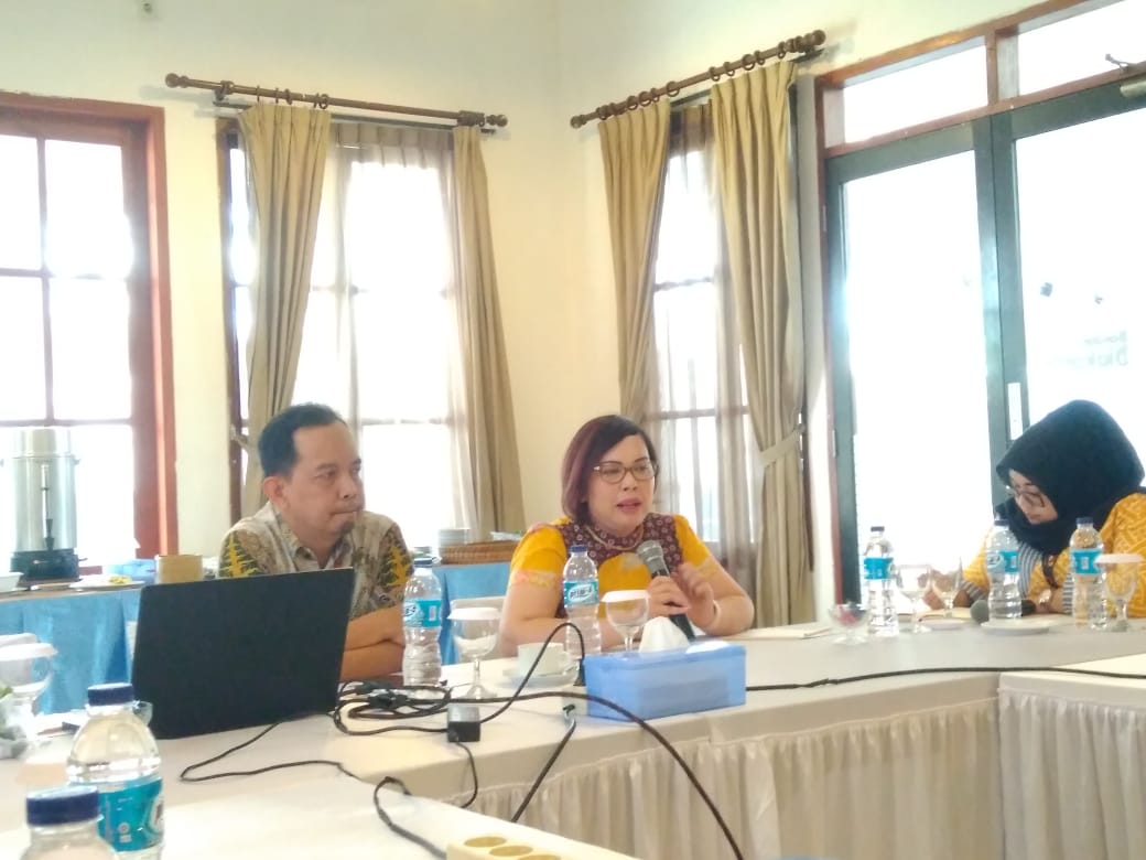 Tampak Head of Sustainability PT Indah Kiat Pulp and Paper (IKPP), Kholisul Fatikhin saat memberikan sambutannya dalam kegiatan media gathering serta halalbihalal dengan Wartawan Harian Tangerang Selatan, di Serpong Utara, Rabu (19/6/2019).