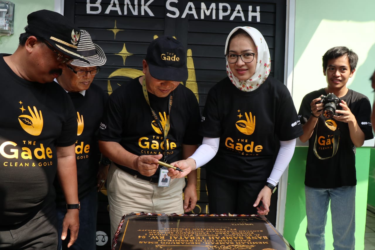 Wali Kota Tangsel, Airin Rachmi Diany saat meresmikan program bank sampah bertajuk The Gade Clean & Gold di RW 04 di Kelurahan Pondok Pucung, Pondok Aren, Kota Tangsel.