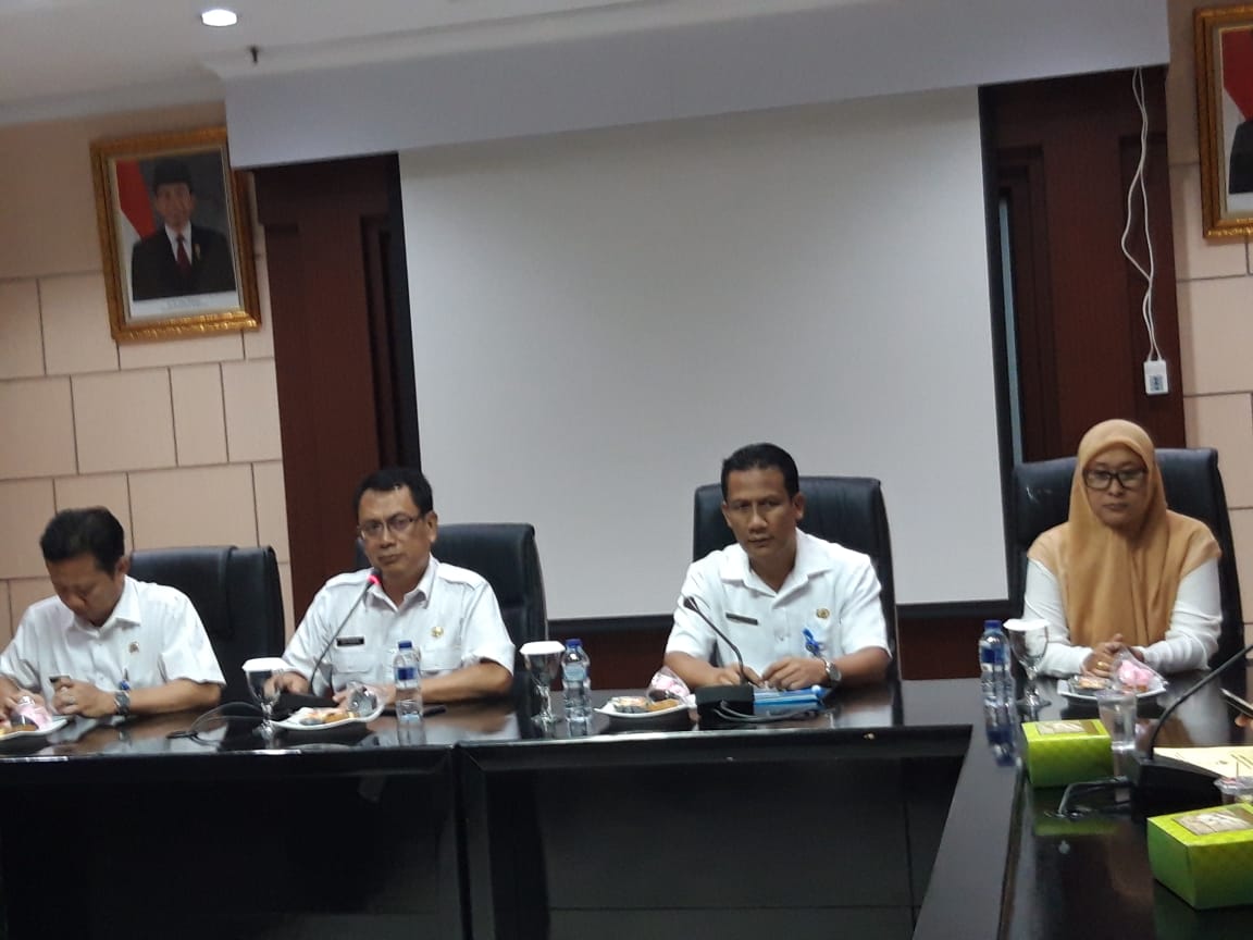 Sekretaris Daerah Kota Tangerang Dadi Budaeri bersama Pegawai negeri sipil (PNS) Amelia (berhijab coklat) saat menggelar konferensi pers terkait diretasnya Postingan akun Facebook milik Amelia Fitriani yang dianggap menghina babu, Rabu (19/6/2019).