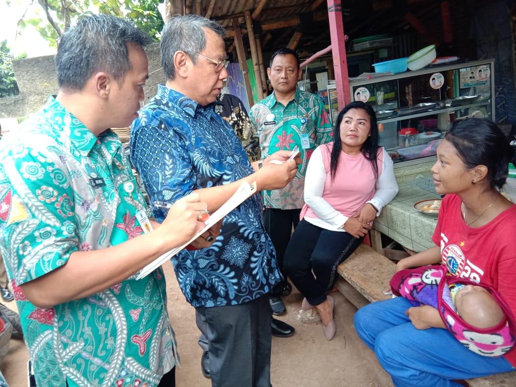 Wakil Wali Kota Tangsel, Benyamin Davnie ikut turun langsung dalam kegiatan mendata kependudukan masyarakat di kontrakan serta kos-kosan di wilayah Kelurahan Sawah, Kecamatan Ciputat, Tangsel.