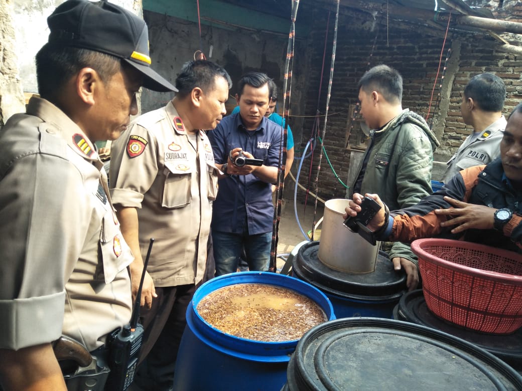 Kapolsek Cisoka AKP Uka Subakti saat memimpin penggerebekan kandang ayam yang diduga difungsikan menjadi pabrik pembuatan minuman beralkohol jenis ciu di Kampung Jengkol, Desa Cikasungka, Kecamatan Solear, Kabupaten Tangerang, Kamis (20/6/2019).