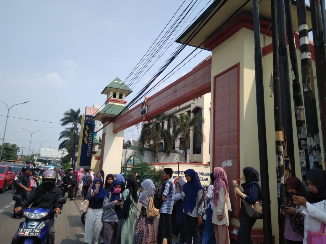 Suasana kemacetan di depan kampus UIN Syarif Hidayatullah Jakarta di Jalan Ir. H. Juanda, Cempaka Putih, Ciputat, Tangsel, Sabtu (22/6/2019).