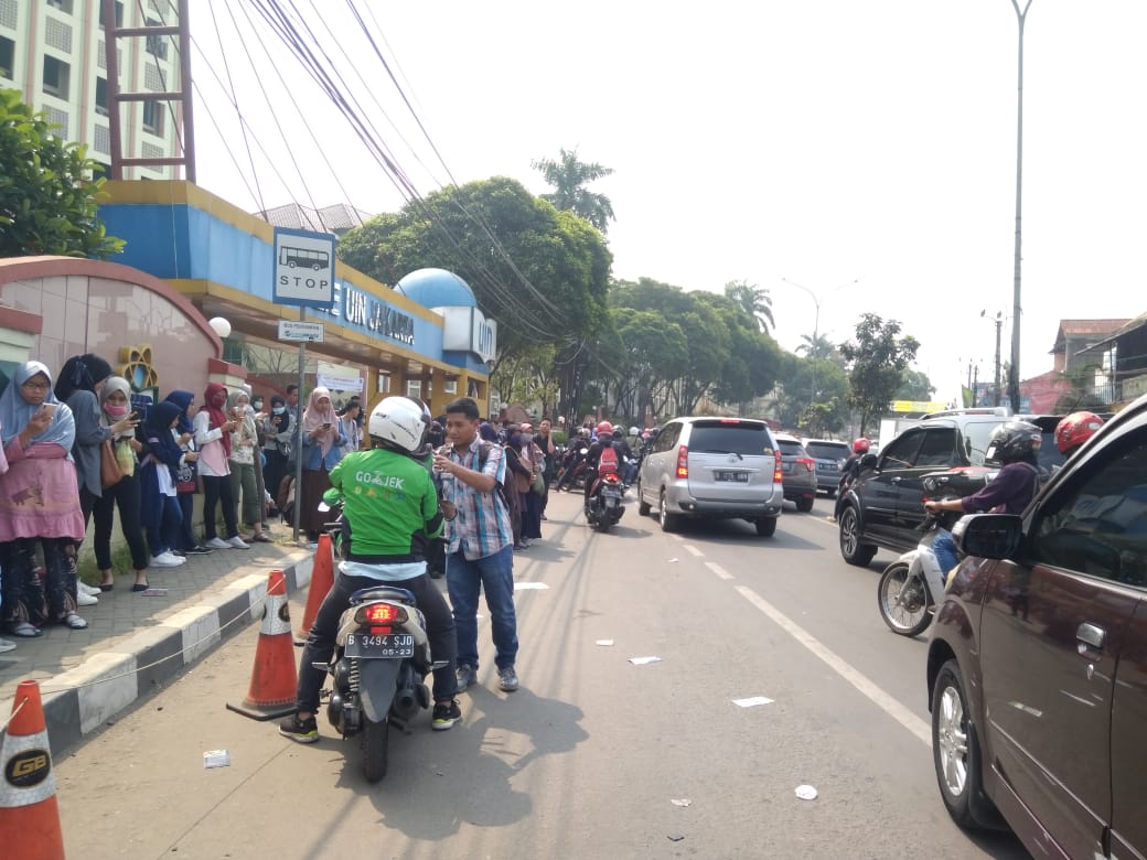 Suasana kemacetan di depan kampus UIN Syarif Hidayatullah Jakarta di Jalan Ir. H. Juanda, Cempaka Putih, Ciputat, Tangsel, Sabtu (22/6/2019).