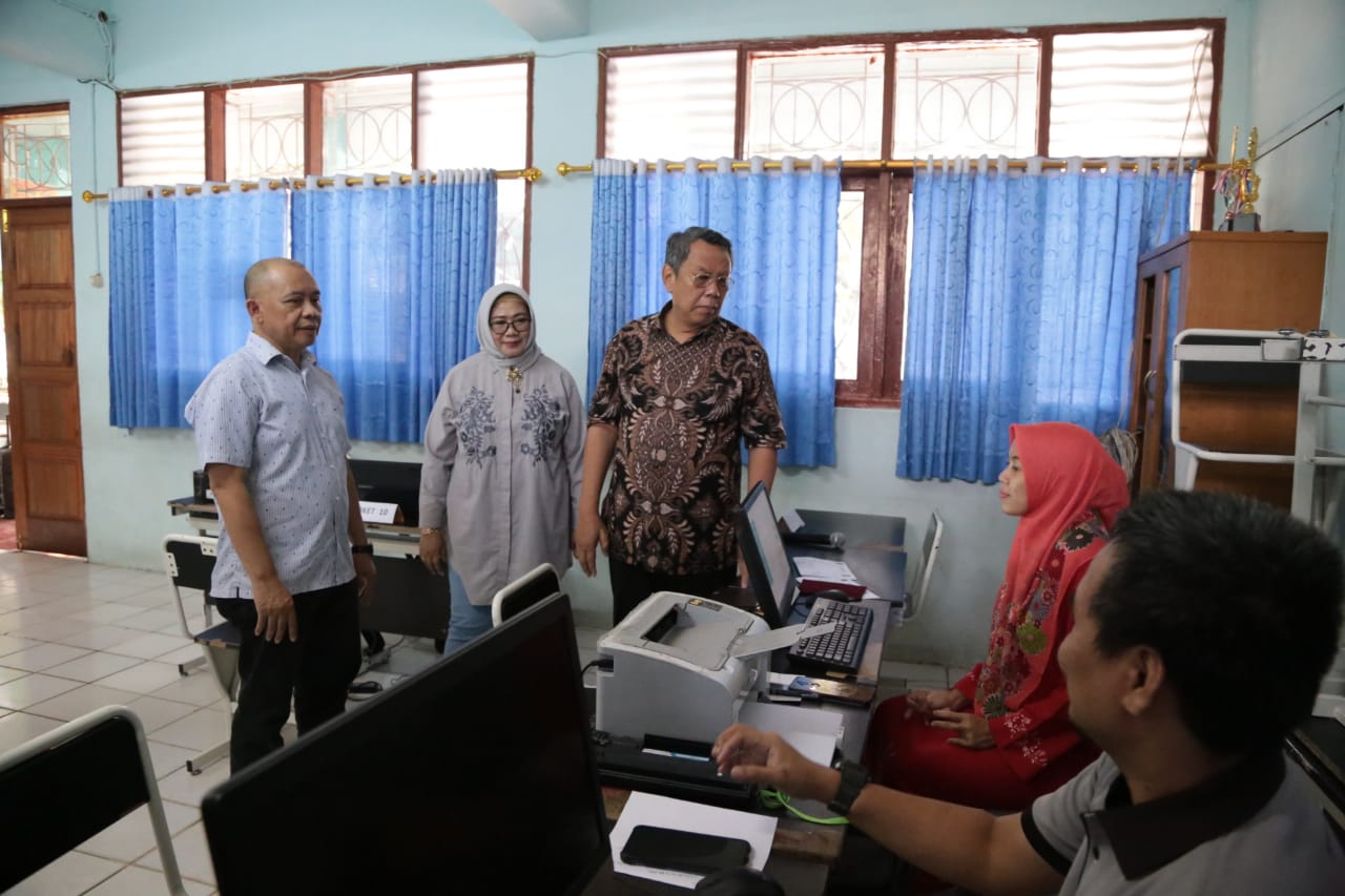 Wakil Wali kota Tangsel Benyamin Davnie saat melakukan inspeksi mendadak (sidak) dalam rangka memastikan kesiapan pelayanan PPDB di SMP Negeri 4 Tangsel.