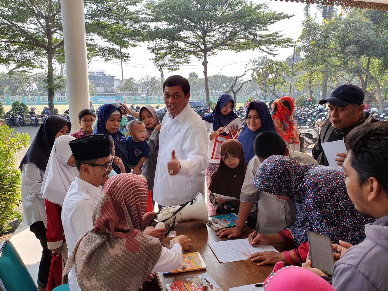 Suasana warga yang mengantre pelayanan keliling KIA di Kantor Kecamatan Pamulang, Jalan Siliwangi No.1, Pamulang Barat, Pamulang, Tangsel, Rabu (26/6/2019).