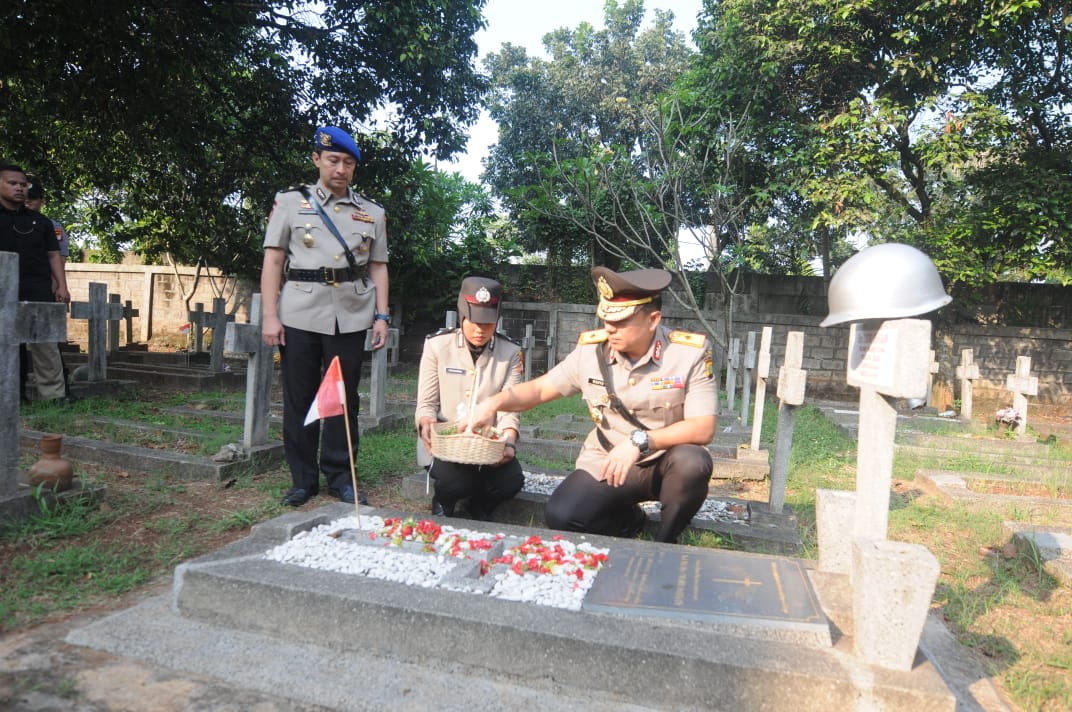 Wakapolda Metro Jaya Brigjen Pol Wahyu Hadiningrat bersama rombongannya saat melakukan ziarah peletakan karangan bunga di Taman Makam Pahlawan (TMP), Pondok Aren, Kota Tangsel, Rabu (26/6/2019).