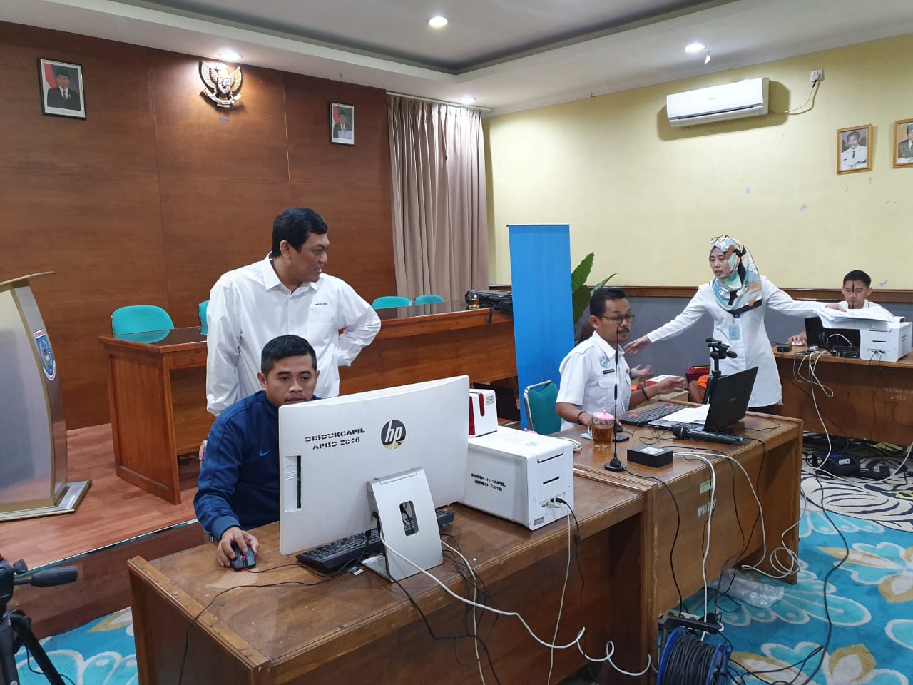 Suasana warga yang mengantre pelayanan keliling KIA di Kantor Kecamatan Pamulang, Jalan Siliwangi No.1, Pamulang Barat, Pamulang, Tangsel, Rabu (26/6/2019).