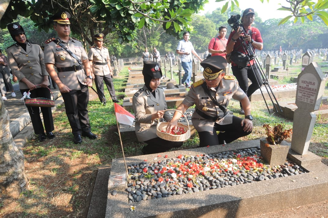 Wakapolda Metro Jaya Brigjen Pol Wahyu Hadiningrat bersama rombongannya saat melakukan ziarah peletakan karangan bunga di Taman Makam Pahlawan (TMP), Pondok Aren, Kota Tangsel, Rabu (26/6/2019).