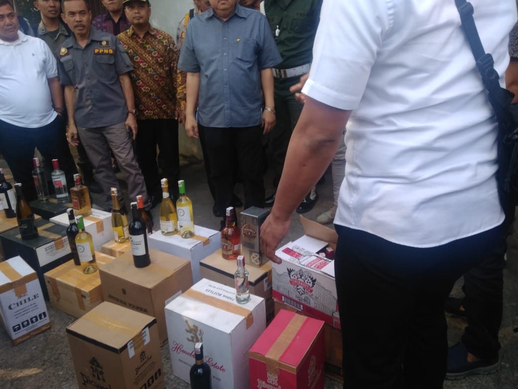Tampak berbagai merek minuman keras berhasil diamankan di Kawasan Pergudangan Taman Tekno 1, Blok J1 nomor 16, Setu, Tangsel, Kamis (27/6/2019).