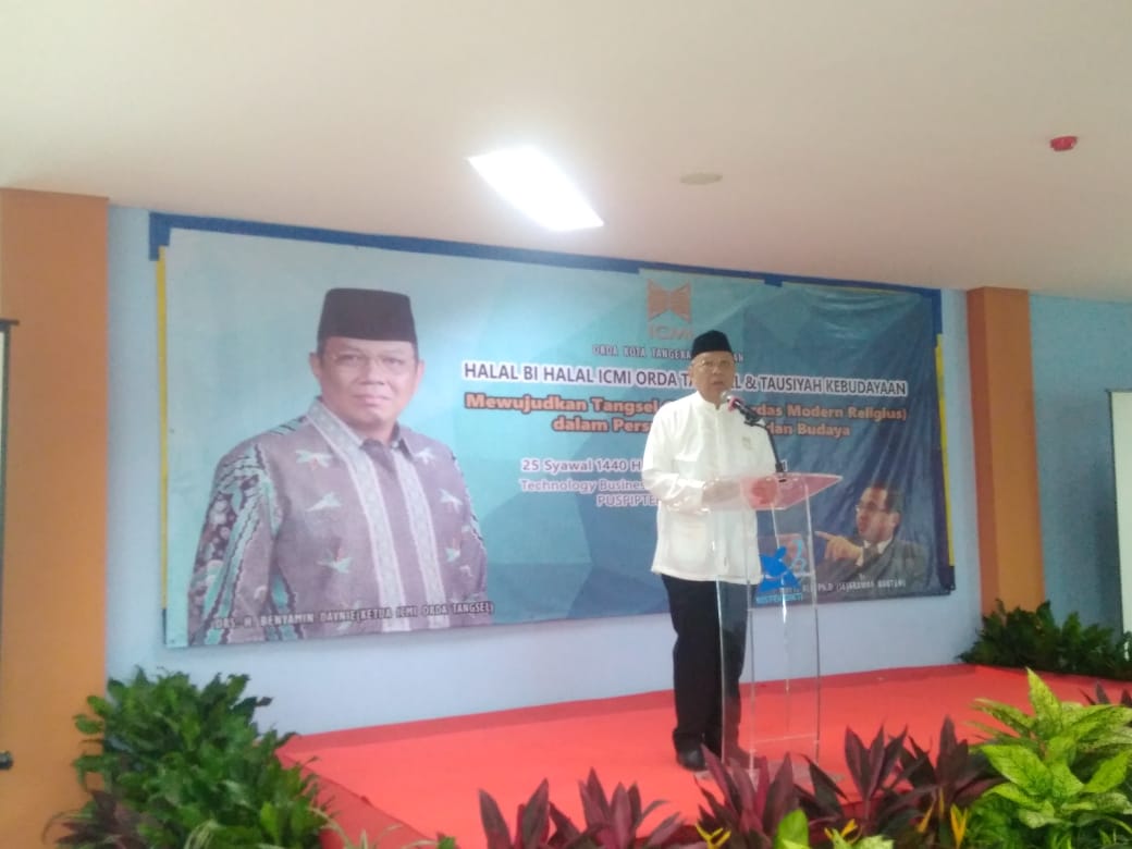 Ketua ICMI Orda Tangsel Benyamin Davnie saat memberikan sambutannya dalam kegiatan halalbilahal dan Tausiyah Kebudayaan di TBIC Puspitek Serpong, Jalan Raya Serpong, Pengasinan, Gunung Sindur, Bogor, Sabtu (29/6/2019).