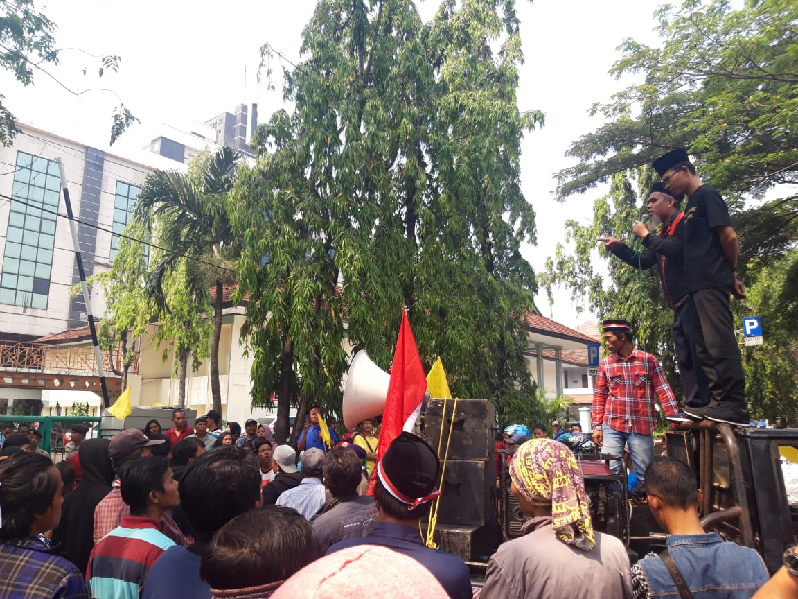 Suasana aksi unjuk rasa warga Desa Rawa Rengas Kabupaten Tangerang di Pengadilan Negeri (PN) Tangerang, Senin (1/7/2019).