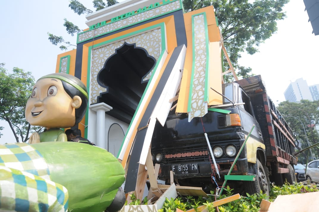 Tampak Truk menabrak Properti gapura ucapan Selamat Idul Fitri milik Sinar Mas Land hinnga rusak berat di Jalan Raya Boulevard Timur, Serpong, Tangerang Selatan.