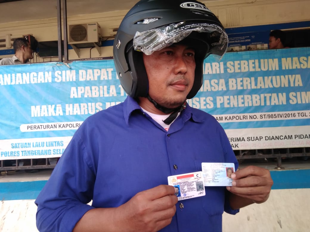 Rahmat Siswanto, 48. Seorang pemohon SIM yang tepat berulang tahun di Hari Bhayangkara.