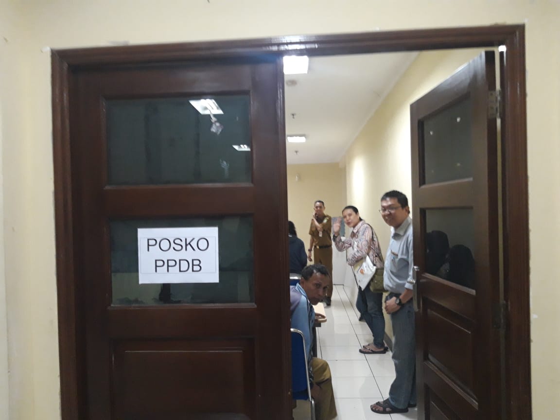 Tampak sejumlah waga yang mengeluhkan hasil PPDB Online tingkat Sekolah Menengah Pertama Negeri (SMPN) mandatangi posko PPDB di samping kantor Dinas Pendidikan, Puspem Kota Tangerang.