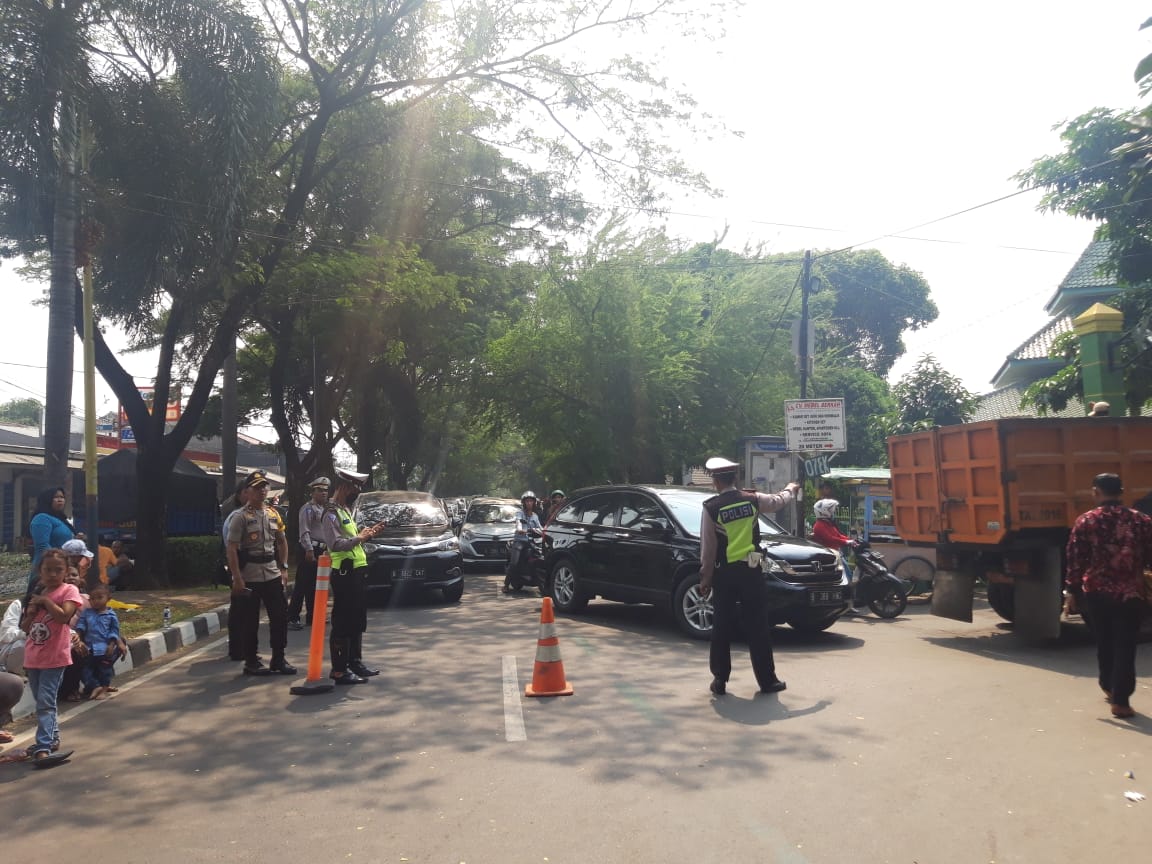 Suasana aksi unjuk rasa warga Desa Rawa Rengas Kabupaten Tangerang di Pengadilan Negeri (PN) Tangerang, Senin (1/7/2019).