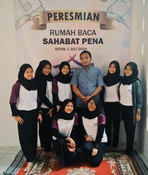 Para anggota pengurus Rumah Baca Sahabat Pena di Kampung Alang Besar, RT 19/06, Desa Kebon Cau, Kecamatan Telukaga, Kabupaten Tangerang.