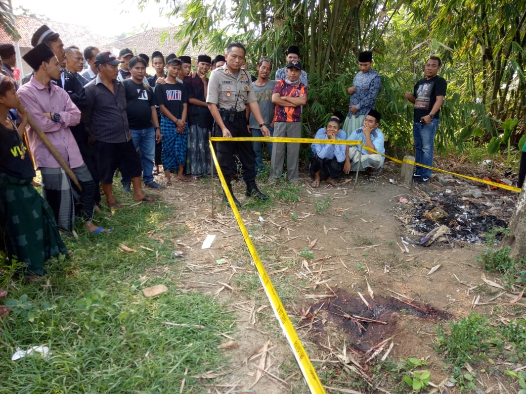 Polisi memasang Garis Police Line di Tempat Kejadian Perkara (TKP) peristiwa pembunuhan terhadap seorang ustaz di Kampung Nanggung, Desa Pasir Gintung, RT 4/1, Kecamatan Jayanti, Kabupaten Tangerang, Selasa (2/7/2019).