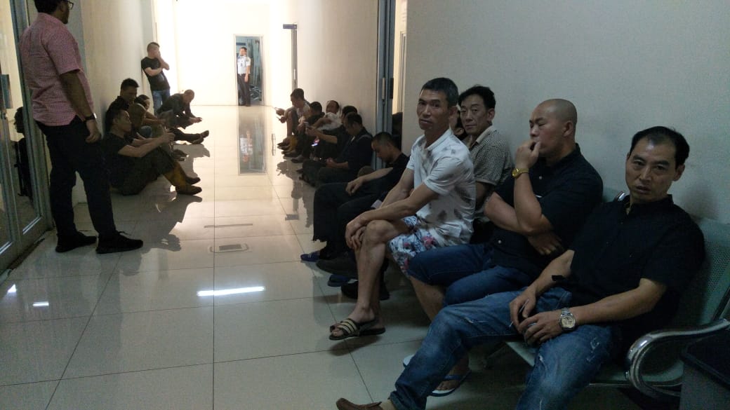 Tampak puluhan warga negara asing (WNA) asal Cina ilegal diamankan di kantor Kesatuan Bangsa dan Politik (Kesbangpol) Kota Tangerang.