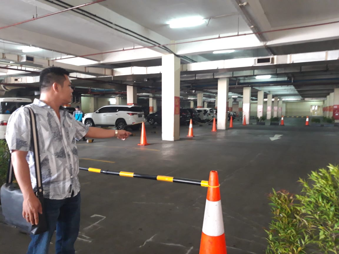Badayong Sikumbang saat menunjukan kondisi rusaknya area parkir kendaraan yang retak fasilitas di CBD Ciledug.