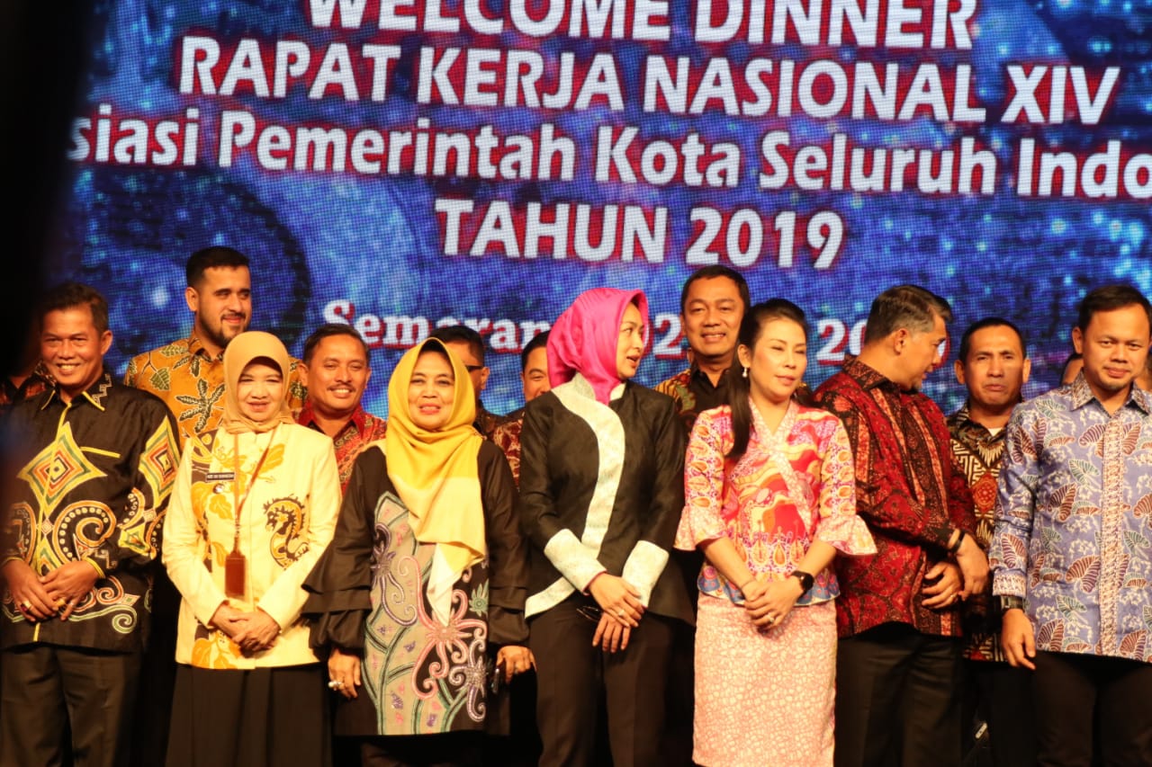 Wali Kota Tangerang Selatan dengan sejumlah Kepala Daerah menghadiri wellcome dinner dalam kegiatan Rapat Kerja Nasional Apeksi ke XIV di The Rennesaince, Kota Semarang, Selasa (2/7/2019).