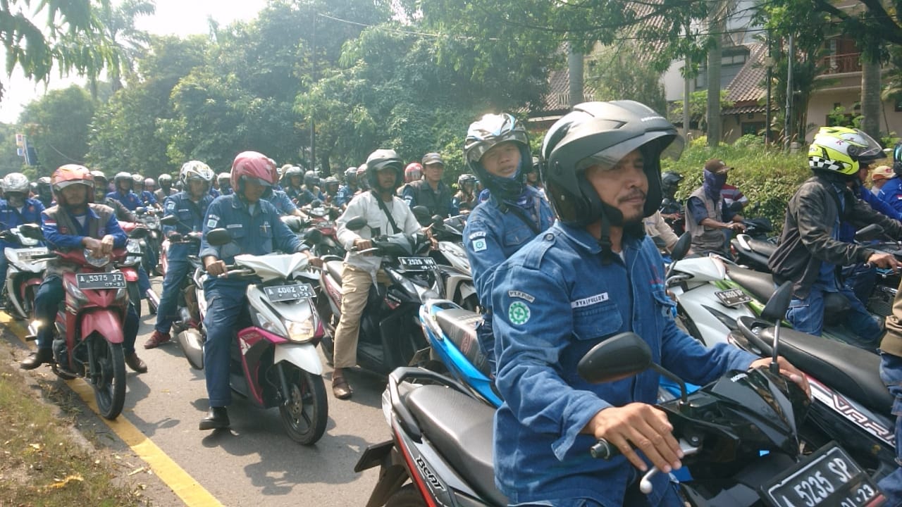 Tampak para buruh outsourcing PT Krakatau Steel berunjuk rasa di kawasan industri Krakatau Steel, Cilegon, Rabu (3/7/2019).