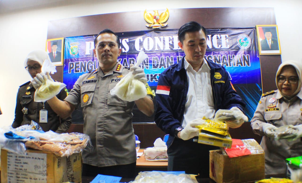 Kapolresta Bandara Soekarno-Hatta, Kombes Victor Togi Tambunan saat memusnahkan narkoba dengan cara dibakar ke dalam mesin insenerator di Mapolresta Bandara Soekarno-Hatta, Tangerang.