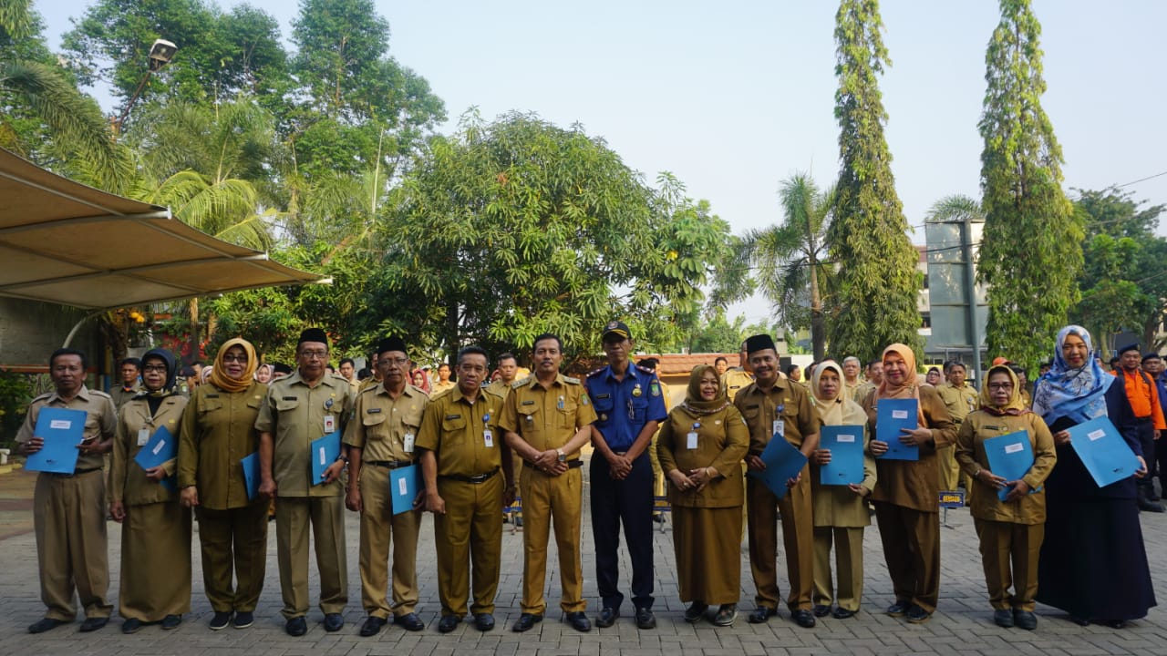 Camat Periuk Sumardi dan Kepala UPT Damkar Periuk Syahrial saat menyerahkan piagam penghargaan kepada 15 kepala SD di halaman kantor Kecamatan Periuk, Kota Tangerang, Senin (8/7/2019).