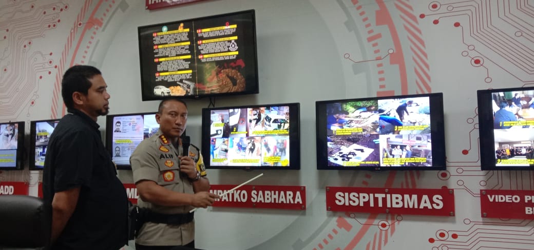 Kapolresta Tangerang Kombes Sabilul Alif saat menjelaskan kronologi para pelaku perampokan toko emas di Balaraja yang melakukan aksinya.