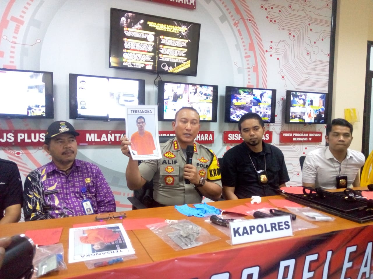 Kapolresta Tangerang Kombes Sabilul Alif menunjukan foto pelaku perampokan toko emas di Balaraja.