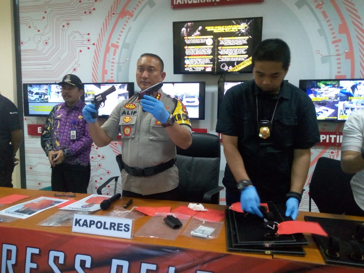 Kapolresta Tangerang Kombes Sabilul Alif menunjukan barang bukti senjata api yang digunakan para pelaku perampokan toko emas di Balaraja.
