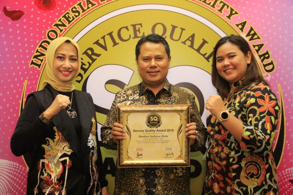 Direktur Pelayanan & Fasilitas PT Angkasa Pura II (Persero) Ituk Herarindri, Executive General Manager Bandara Soekarno-Hatta, Agus Haryadi saat mendapatkan penghargaan tertinggi (Diamond Award) di Service Quality Award (SQA) 2019.