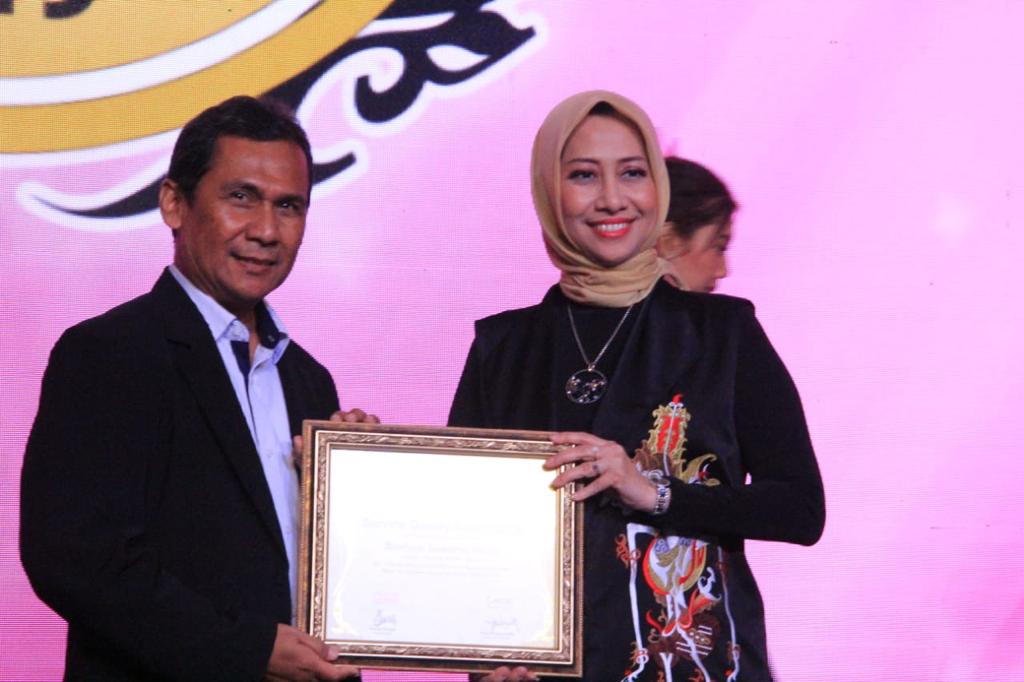 Direktur Pelayanan & Fasilitas PT Angkasa Pura II (Persero) Ituk Herarindri, Executive General Manager Bandara Soekarno-Hatta, Agus Haryadi saat mendapatkan penghargaan tertinggi (Diamond Award) di Service Quality Award (SQA) 2019.