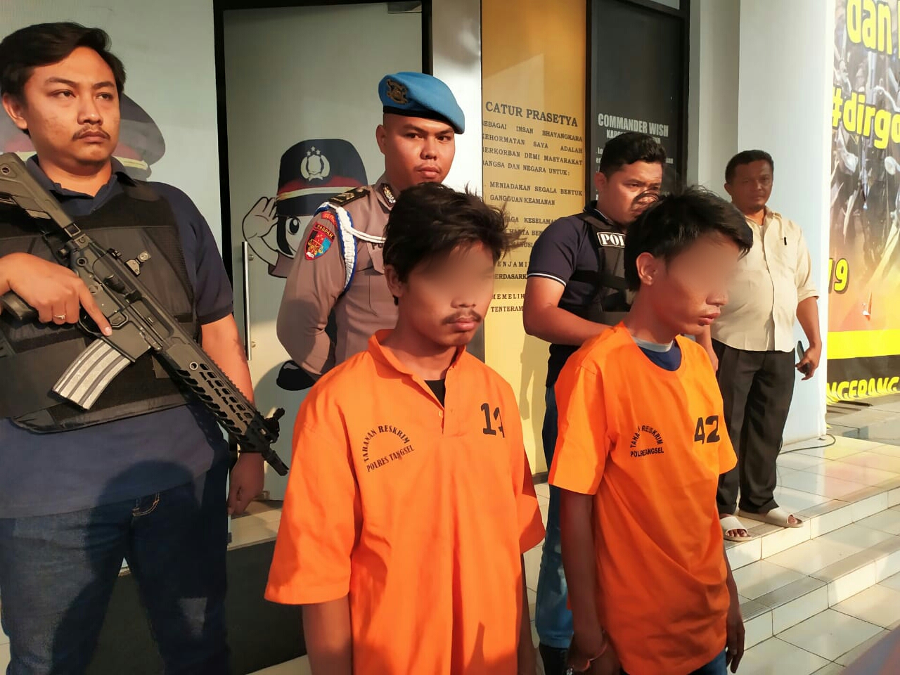 Tersangka Jaya Permana,19, dan Syahbandi, 22, (berpakaian tahanan oranye) pelaku pemerkosaan di Pamulang, Tangsel. 1