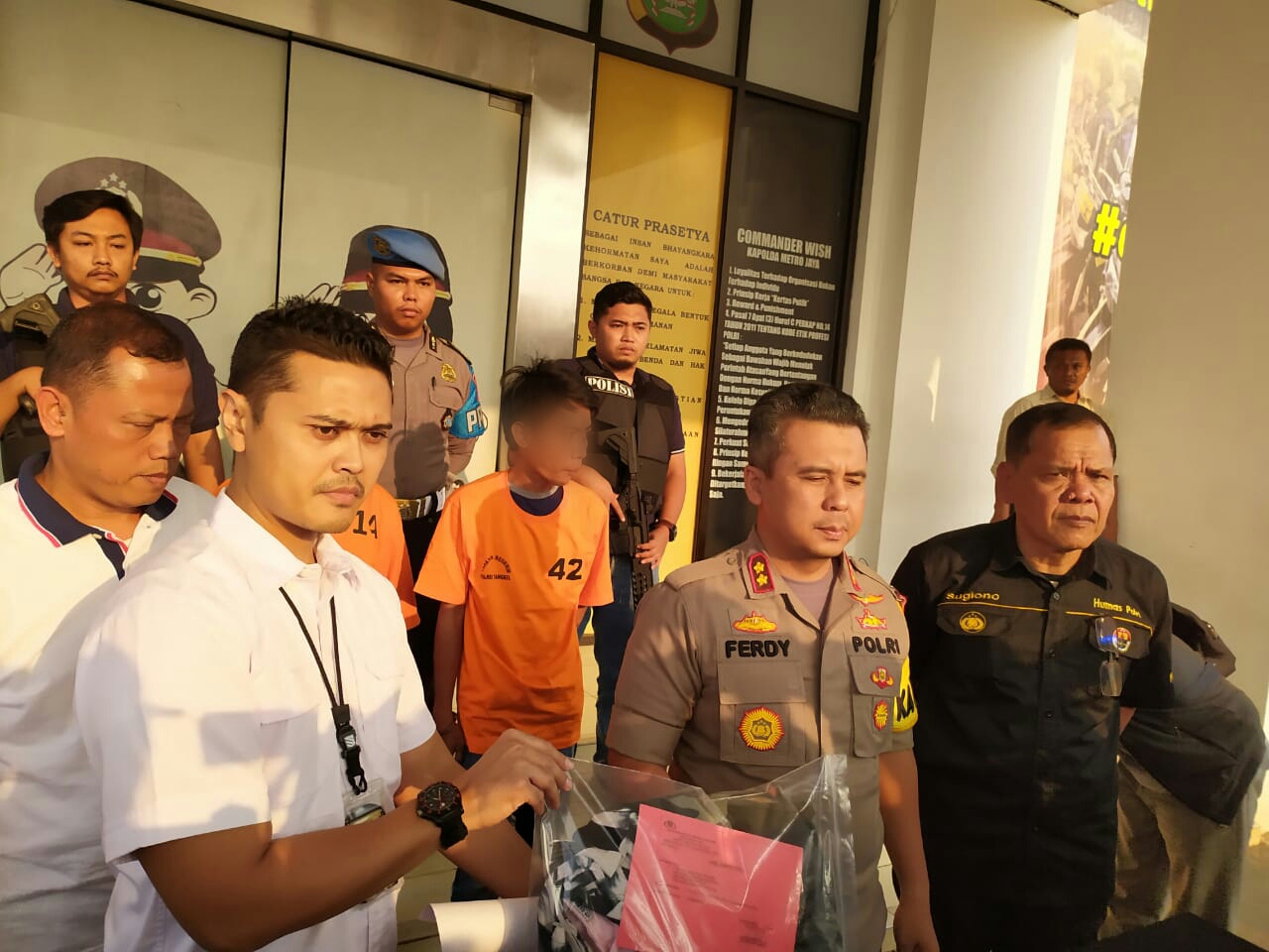 Kapolres Tangsel, AKBP Ferdy Irawan bersama anggotanya menunjukan barang bukti berupa pakaian dalam pengungkapan kasus pemerkosaan yang terjadi di Pamulang, Tangsel.