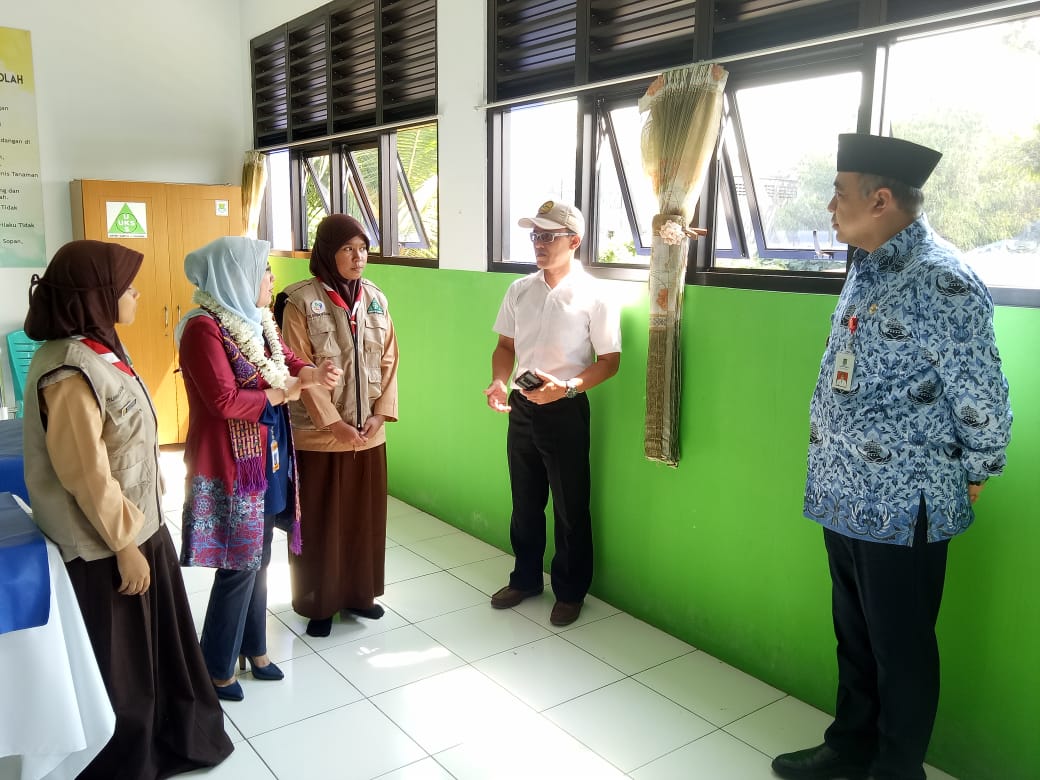 Bupati Tangerang Ahmed Zaki Iskandar saat berkomunikasi dengan para murid SMPN 2 Curug yang mengikuti Lomba Sekolah Sehat pada tingkat Provinsi Banten di Jalan Diklat Pemda, Suka Bakti, Curug.