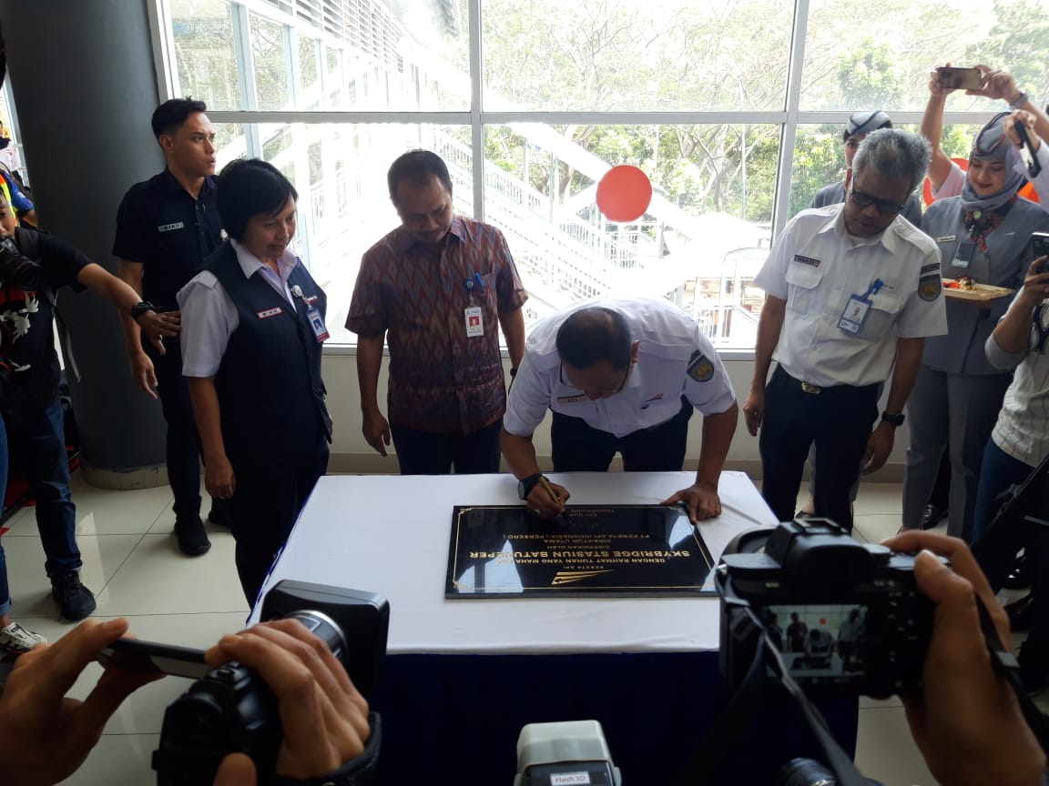 Direktur Utama PT Kereta Api Indonesia (KAI) Edi Sukmoro bersama jajarannya meresmikan fasilitas Skybridge di Stasiun Batu Ceper, Kota Tangerang, Kamis (18/7/2019).