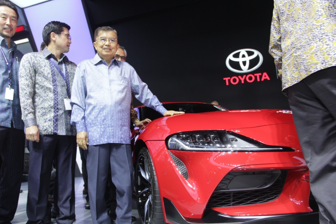 Wakil Presiden Republik Indonesia Jusuf Kalla didampingi Menteri Perindustrian Airlangga Hartarto, Menteri Perhubungan Budi Karya Sumadi, serta Ketua Gaikindo Yohanes Nangoi saat meresmikan Gelaran GAIKINDO Indonesia International Auto Show (GIIAS) 2019.