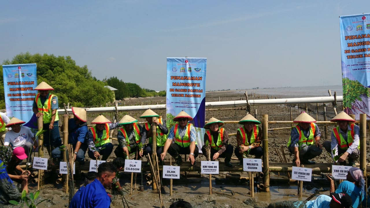 Presidem Ditektur PT Lotte Chemical Indonesia Kim Yong Ho saat menanam bibit pohon mangrove di sekitar pesisir pantai.