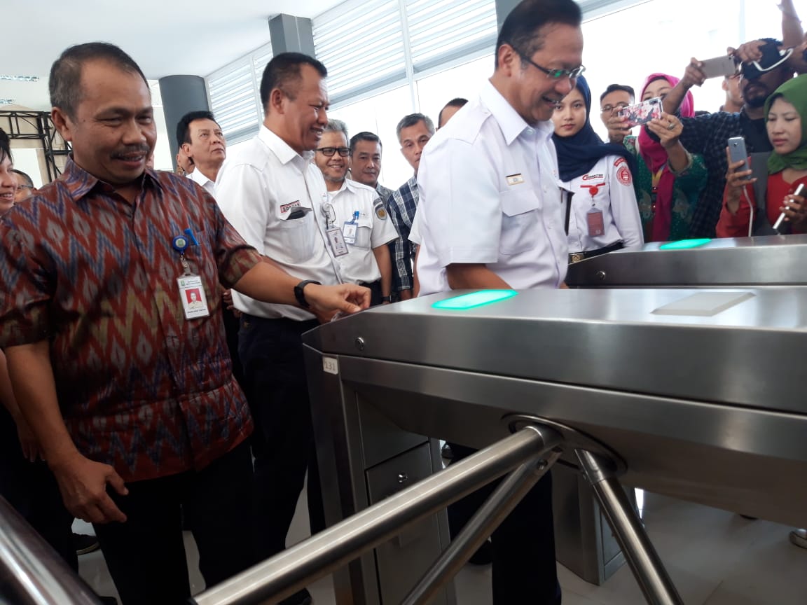 Direktur Utama PT Kereta Api Indonesia (KAI) Edi Sukmoro bersama jajarannya meresmikan fasilitas Skybridge di Stasiun Batu Ceper, Kota Tangerang, Kamis (18/7/2019).
