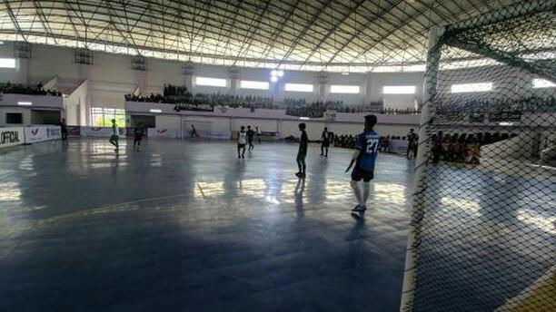 Tampak para tim sepakbola yang mengikuti Turnamen Futsal di Sport Centre Kelapa Dua, Kecamatan Kelapa Dua, Senin, (22/7/2019).