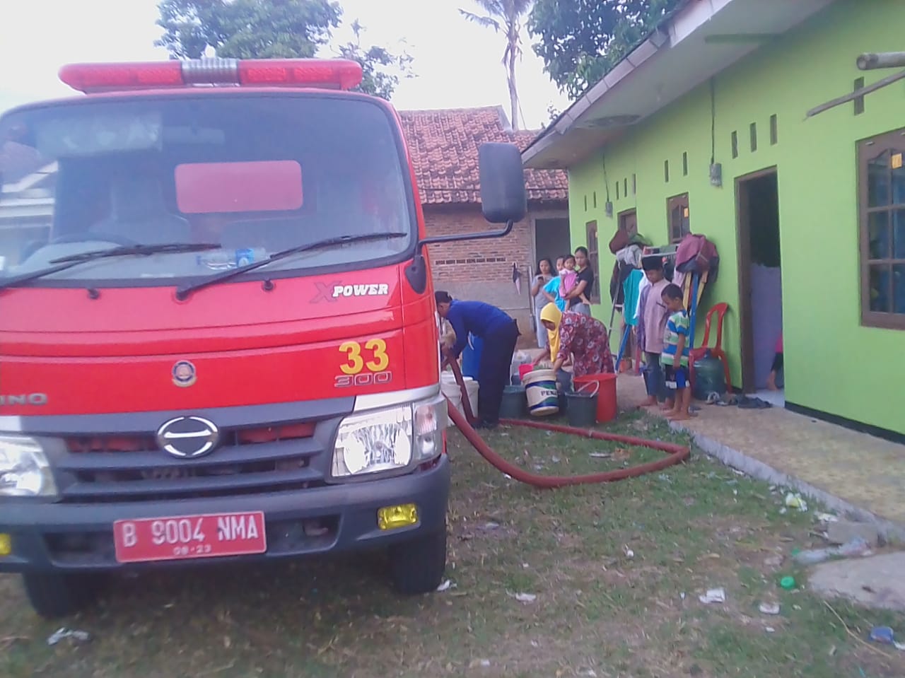 Tampak warga yang megalami kesulitan air bersih mendapatkan bantuan air bersih dari Badan Penanggulangan Bencana Daerah (BPBD)Kabupaten Tangerang.