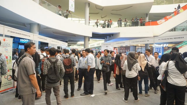 Suasana job fair 2019 atau bursa kerja di Mal Bale kota Tangerang, Selasa (23/7/2019).