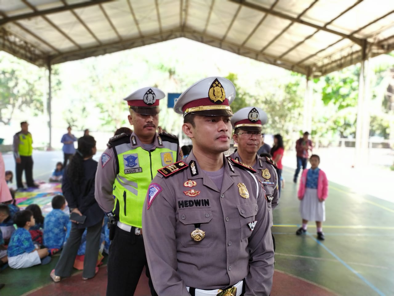 Tampak keseruan personil Satlantas Polres Tangsel saat bermain dengan anak usia dini di Sekolah Tunas Indonesia.